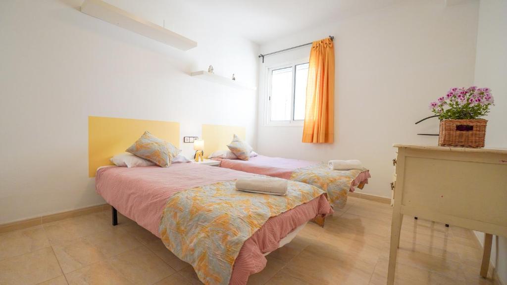 A bed or beds in a room at APARTAMENT LO COR DEL DELTA