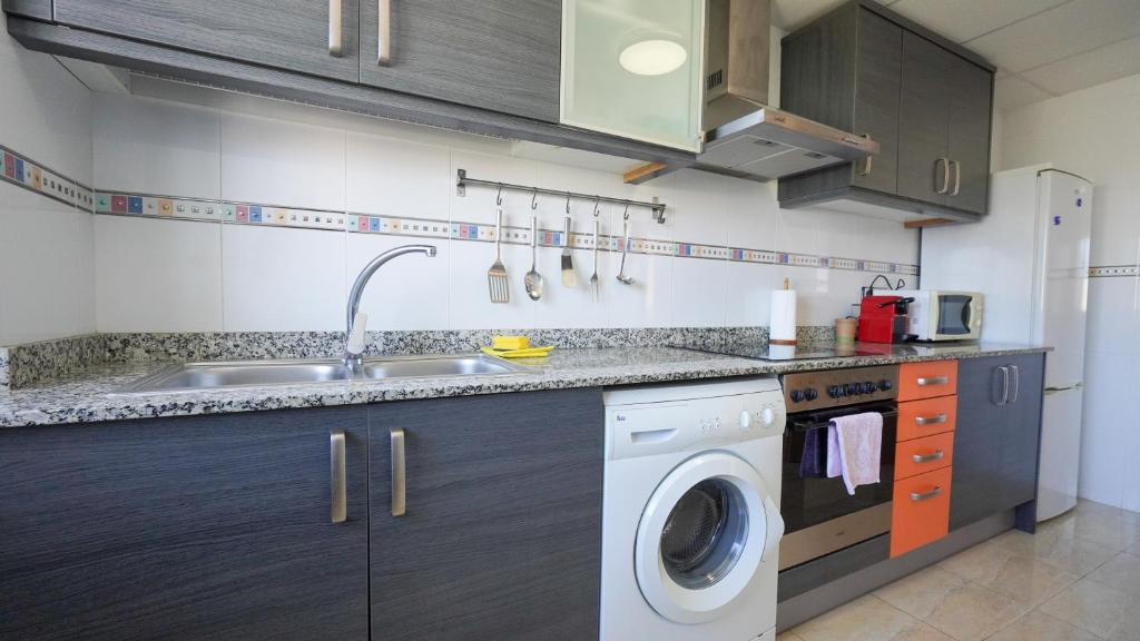 A kitchen or kitchenette at APARTAMENT LO COR DEL DELTA