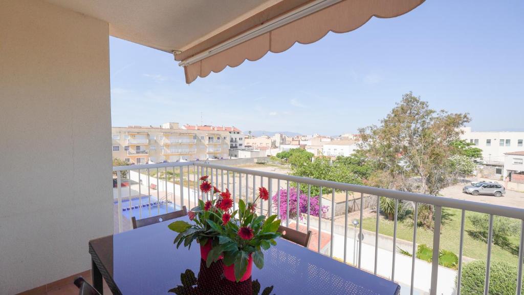 A balcony or terrace at APARTAMENT LO COR DEL DELTA
