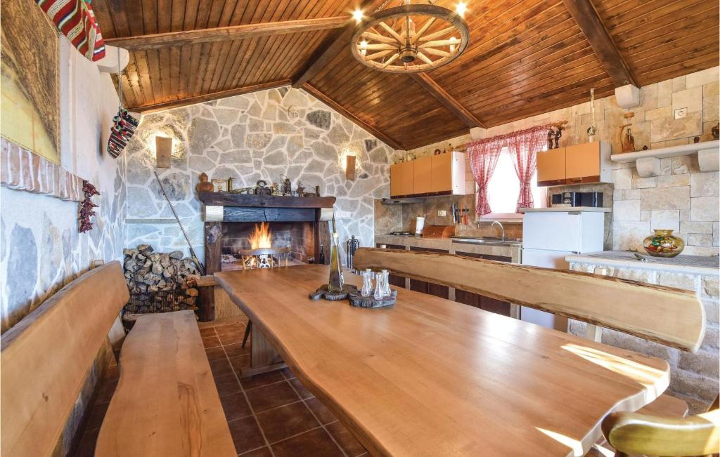 Kuchyňa alebo kuchynka v ubytovaní Six-Bedroom Holiday Home In Podstrana