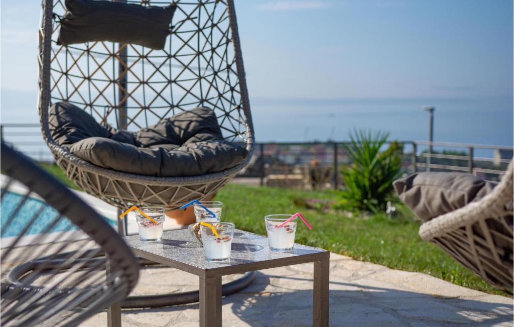 Bazén v ubytovaní Six-Bedroom Holiday Home In Podstrana alebo v jeho blízkosti