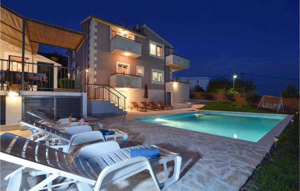 Bazén v ubytovaní Six-Bedroom Holiday Home In Podstrana alebo v jeho blízkosti