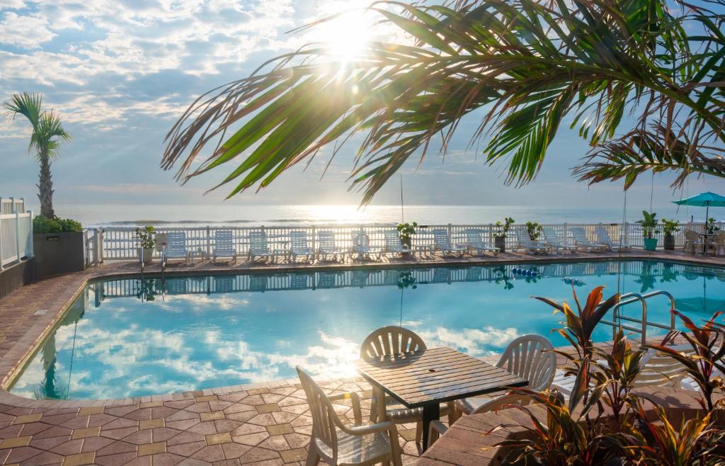Bazén v ubytování Boardwalk Inn and Suites nebo v jeho okolí