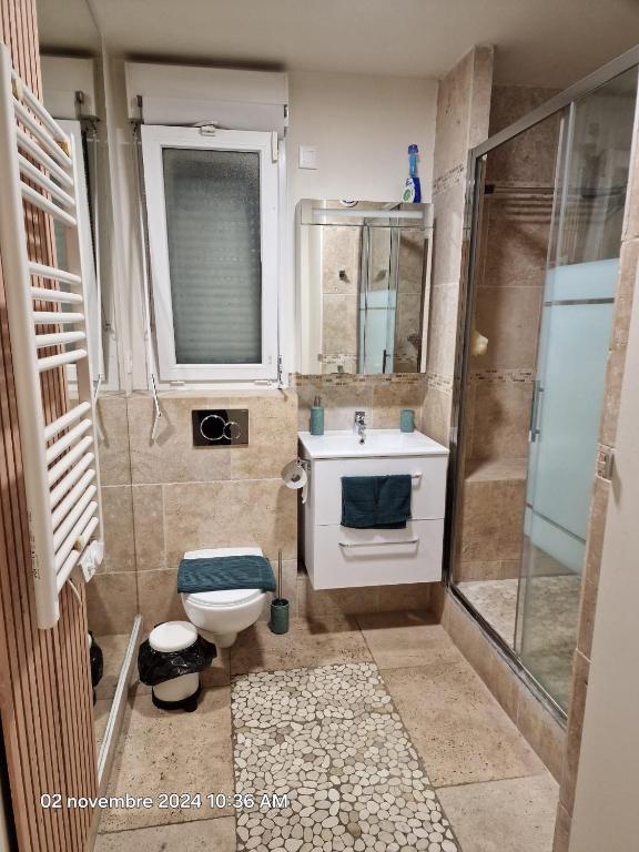 Łazienka w obiekcie Superbe Appartement 3 pièces près de la Défense