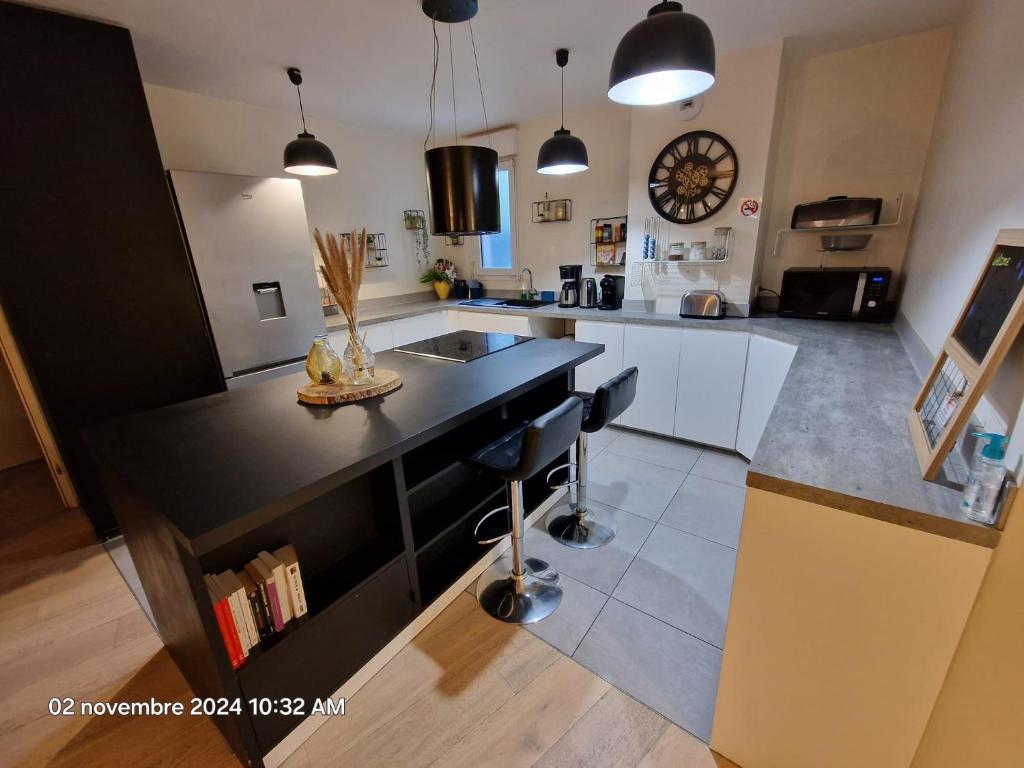 Kuchnia lub aneks kuchenny w obiekcie Superbe Appartement 3 pièces près de la Défense