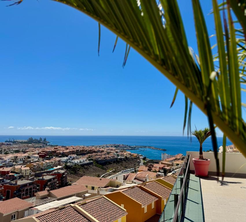 Una vista de la ciudad desde el tejado de un edificio. en Casa Tucan - two bedrooms, heated pool, city and ocean views, en Patalavaca