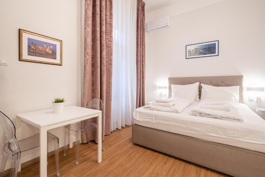 Klauzal Garden City studio K32 1072 Budapest, Klauzál tér kép - 1