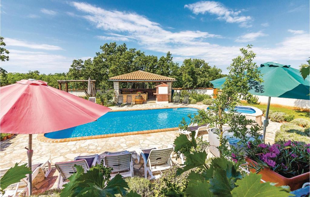 Bazén v ubytování Cozy Home In Rezanci With Jacuzzi nebo v jeho okolí