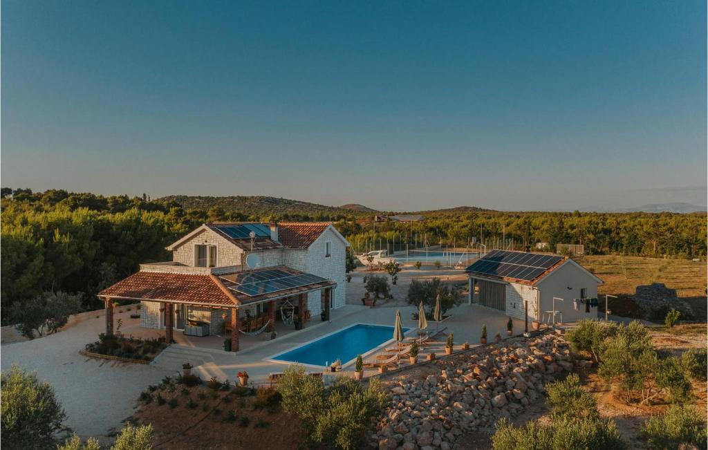 Swimmingpoolen hos eller tæt på Villa Ema Nika