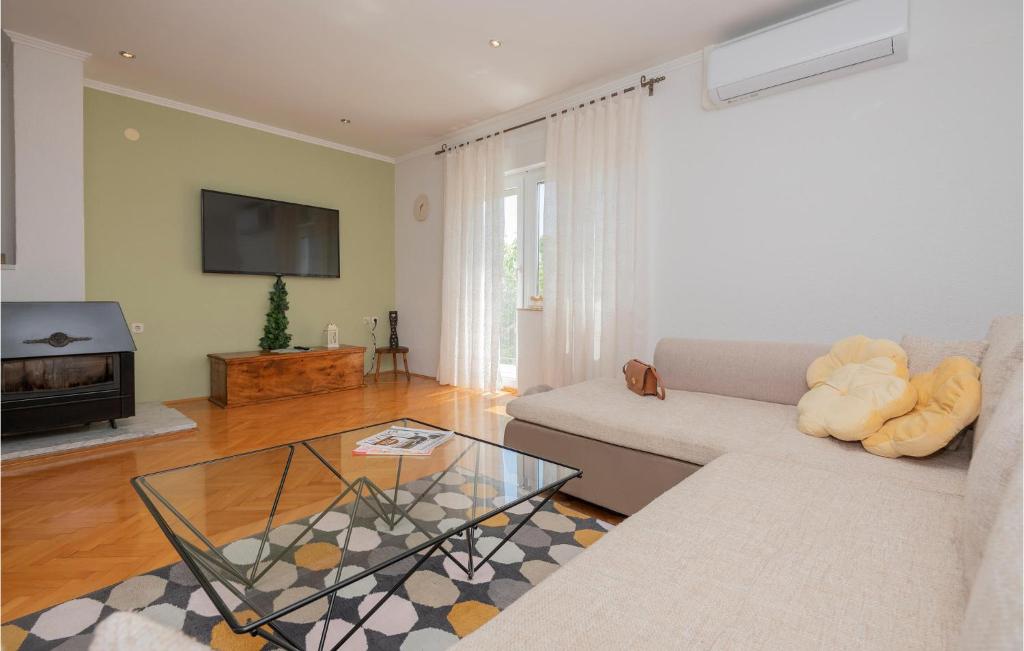 Televízia a/alebo spoločenská miestnosť v ubytovaní Three-Bedroom Holiday Home In Vinjani Donji