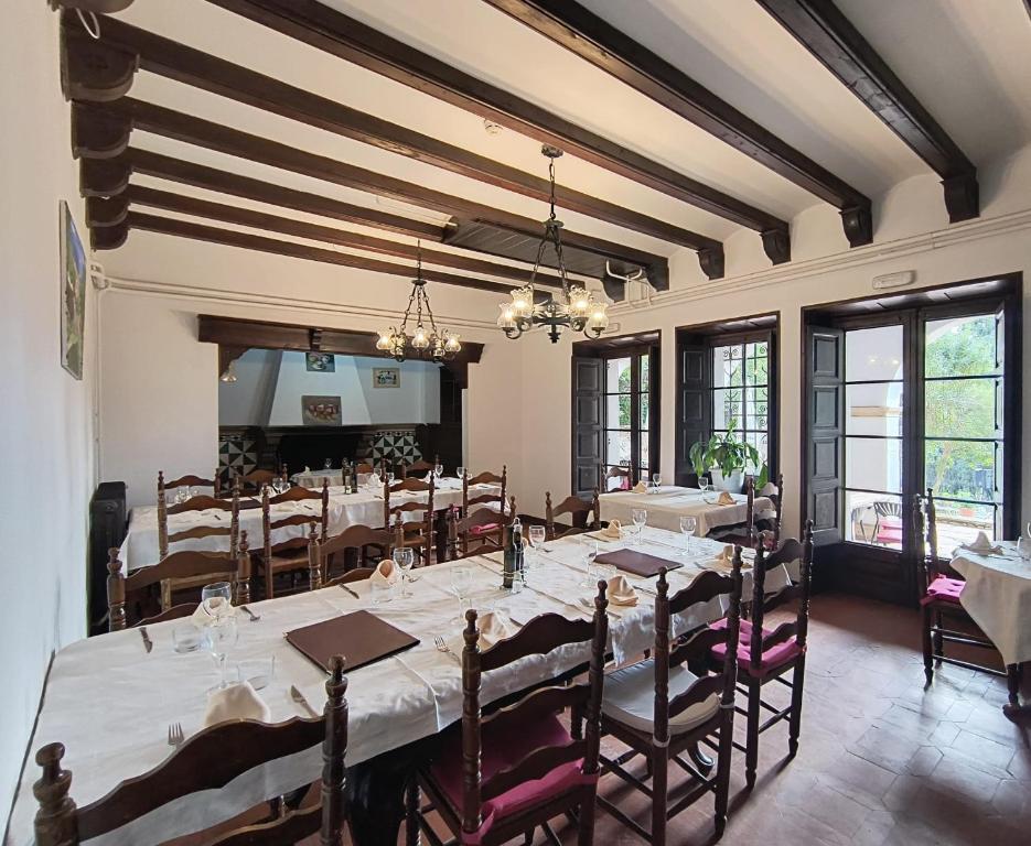 A television and/or entertainment centre at Hostal Rural Mas Blanc