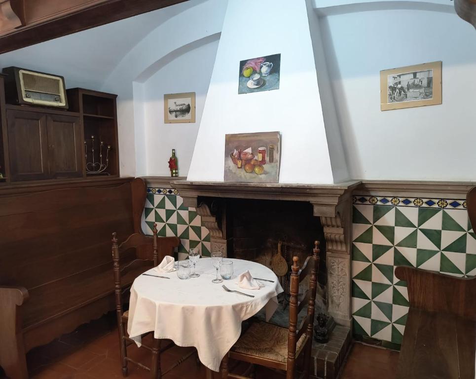 A seating area at Hostal Rural Mas Blanc