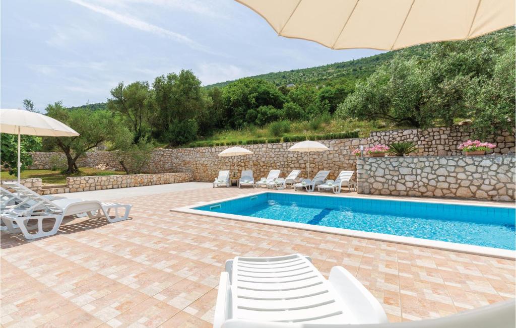 Bazén v ubytování Apartment Labin 22 With Outdoor Swimmingpool nebo v jeho okolí