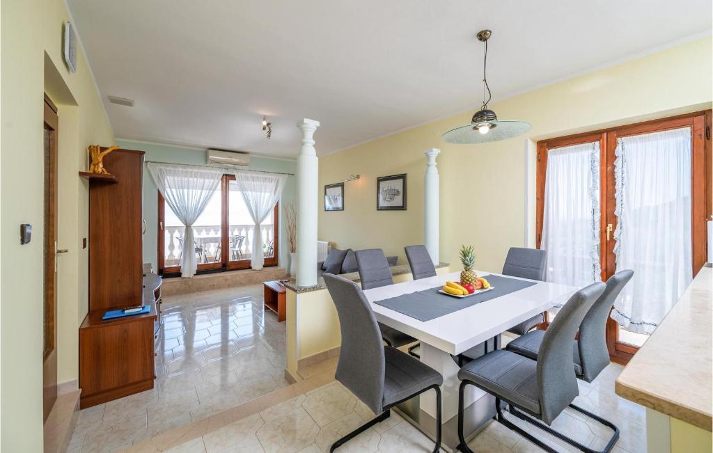 Posezení v ubytování Apartment Labin 22 With Outdoor Swimmingpool