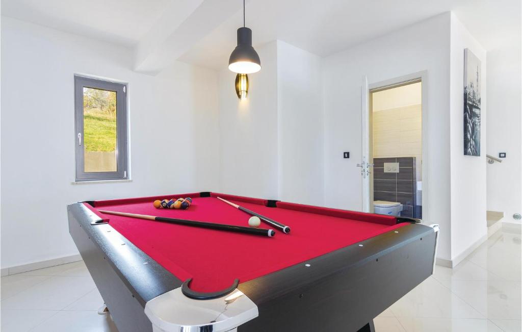 Stół bilardowy w obiekcie 4 Bedroom Beautiful Home In Labin