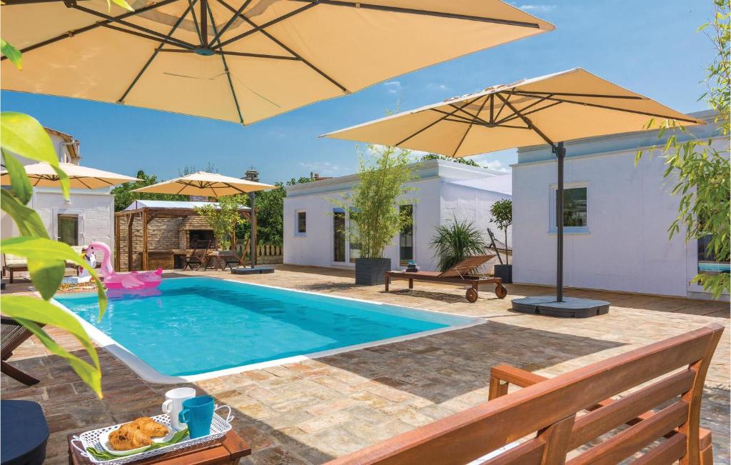Ten-Bedroom Holiday Home In Petrcane