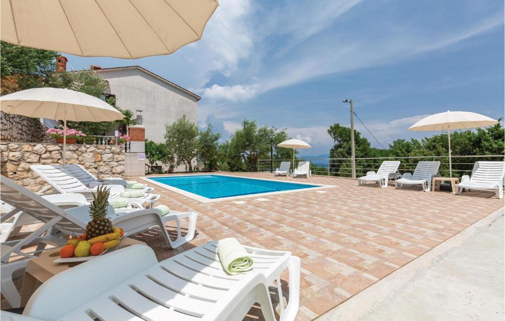Bazén v ubytování Apartment Labin 22 With Outdoor Swimmingpool nebo v jeho okolí