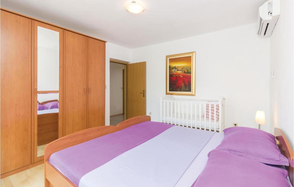 Łóżko lub łóżka w pokoju w obiekcie Apartment Komoseva I