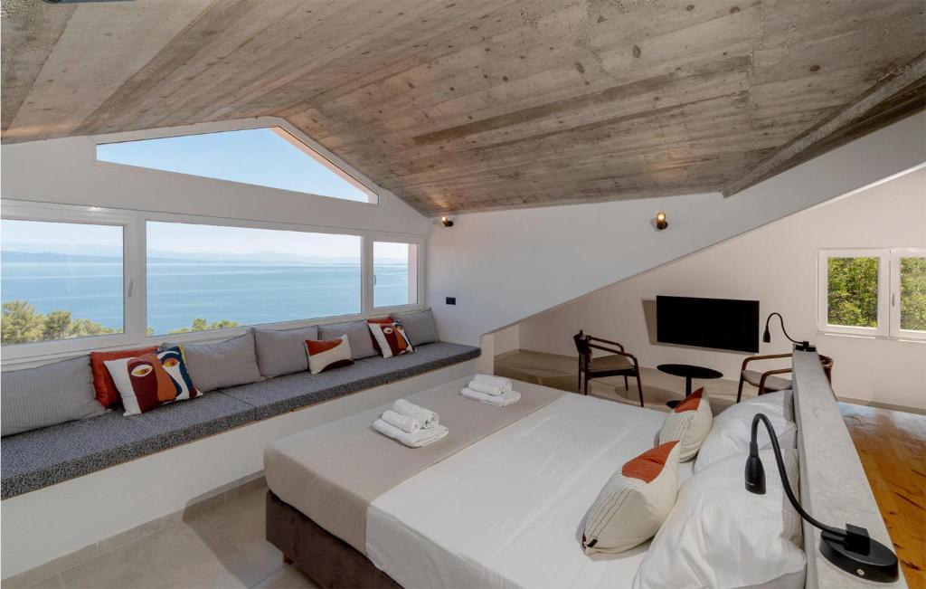 TV a/nebo společenská místnost v ubytování Cozy Home In Blato With House Sea View