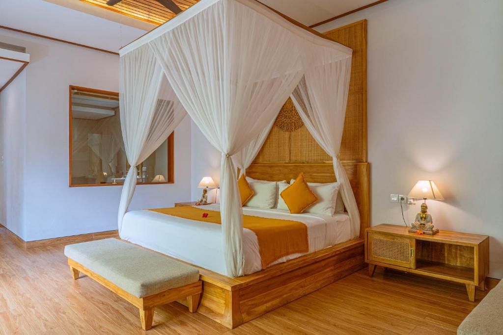 Postel nebo postele na pokoji v ubytování Sawitri Anandhita Luxury Villas