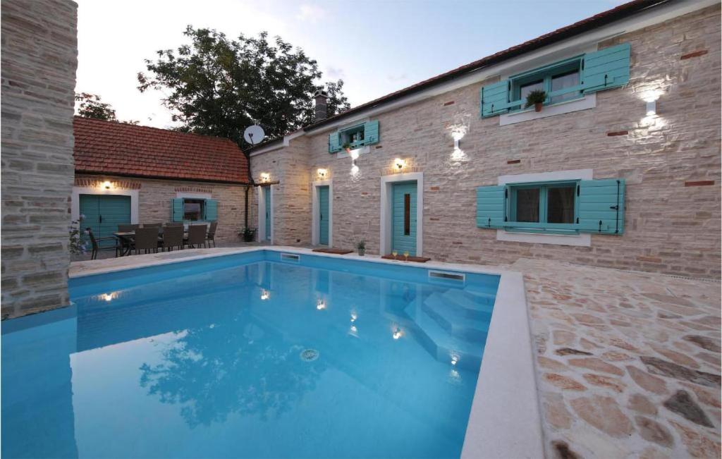 Awesome Home In Donje Rastane