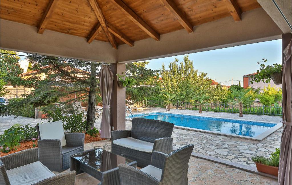 Bazén v ubytovaní Holiday Home Kastel Kambelovac 11 alebo v jeho blízkosti
