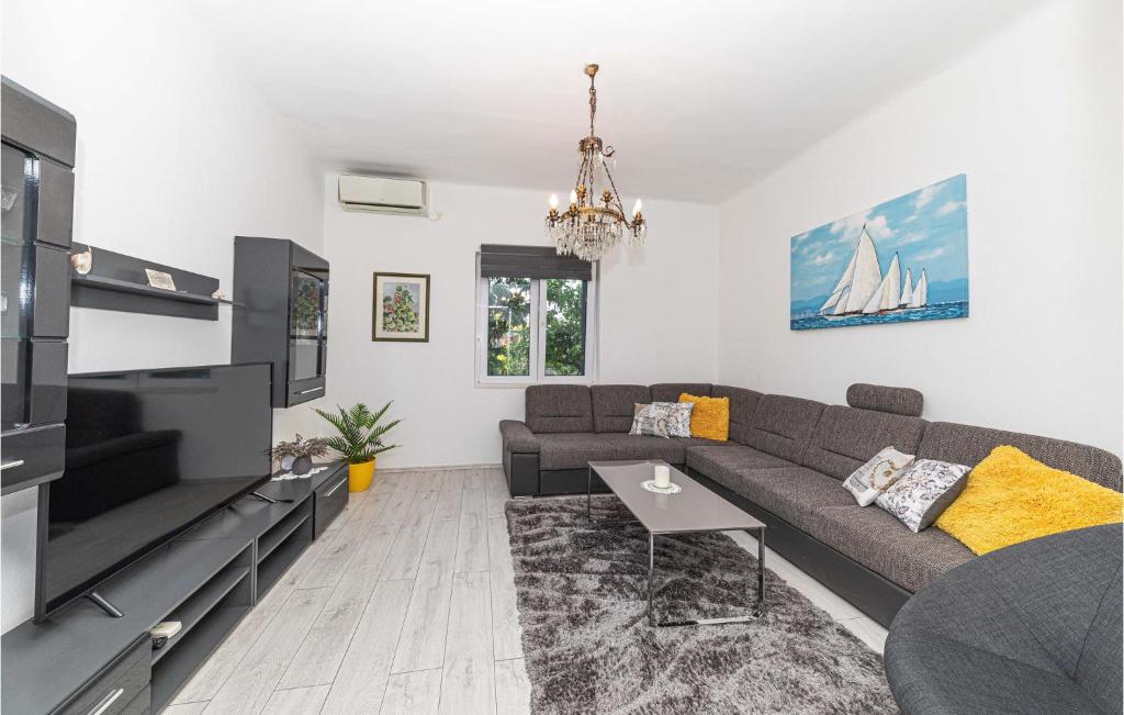 Televízia a/alebo spoločenská miestnosť v ubytovaní Holiday Home Kastel Kambelovac 11