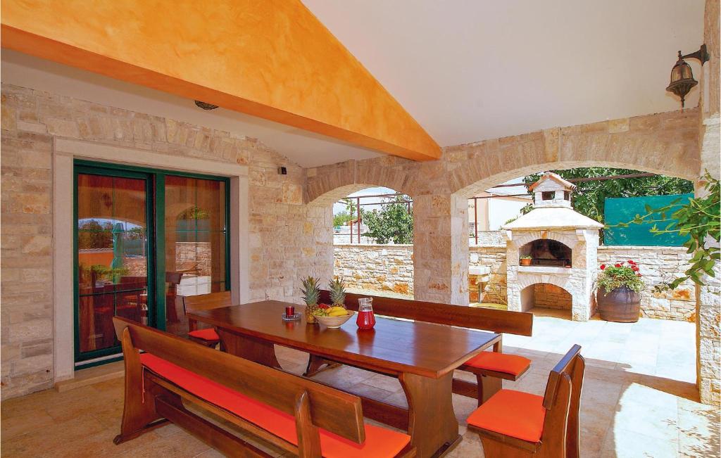 Patio alebo iná vonkajšia časť ubytovania Nice Home In Golubovo With Kitchen