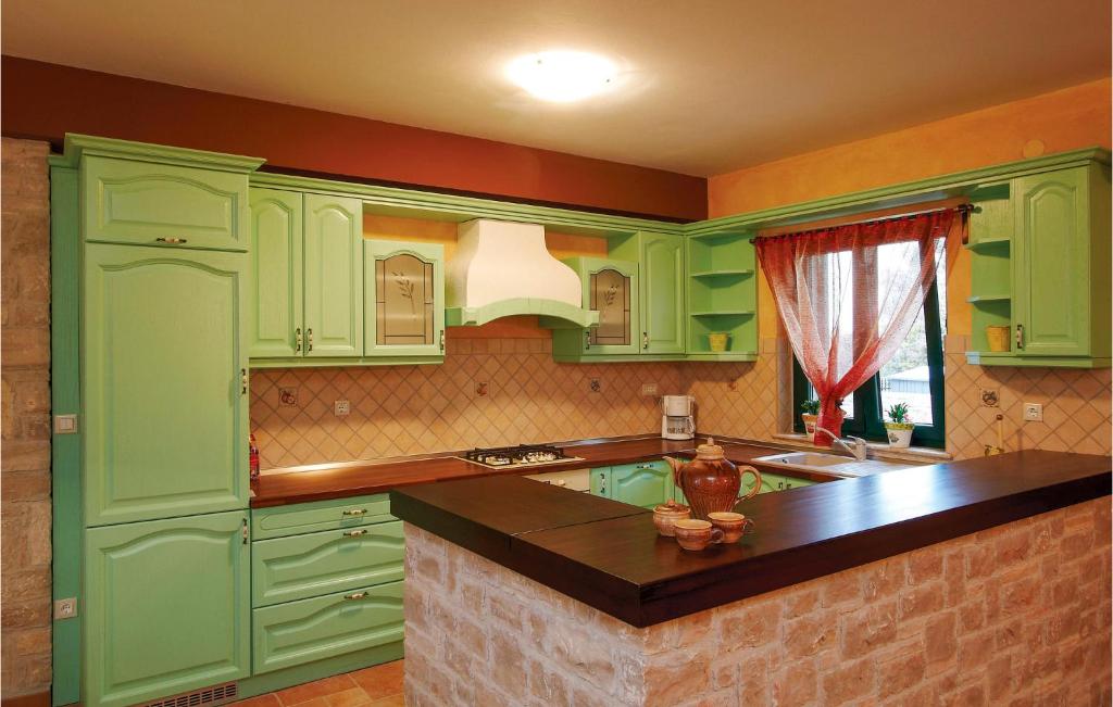 Kuchyňa alebo kuchynka v ubytovaní Nice Home In Golubovo With Kitchen