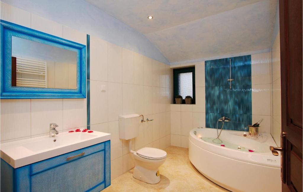 Kúpeľňa v ubytovaní Nice Home In Golubovo With Kitchen