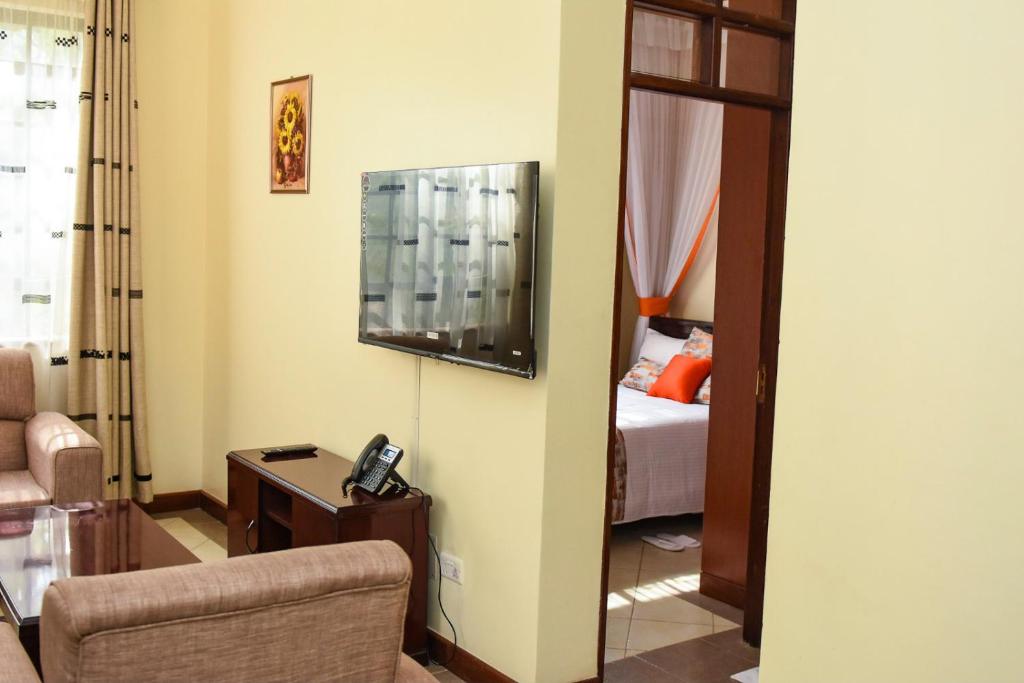 TV a/nebo společenská místnost v ubytování The Radix Hotel Limited