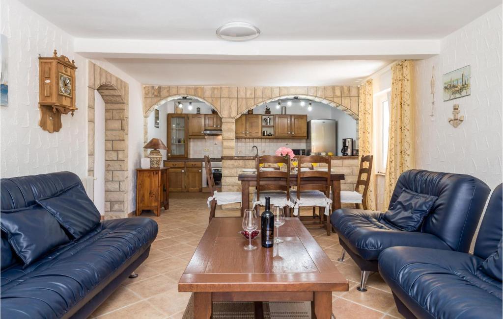 Część wypoczynkowa w obiekcie 6 Bedroom Beautiful Home In Povljana