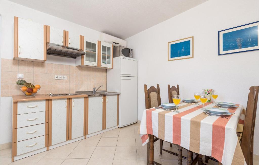 Kuchnia lub aneks kuchenny w obiekcie 6 Bedroom Beautiful Home In Povljana