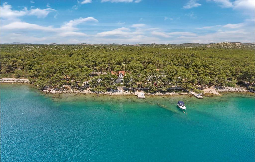 Six-Bedroom Holiday Home In Sibenik
