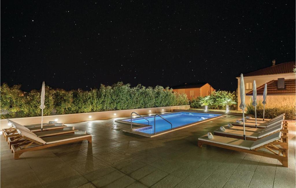 Bazén v ubytovaní Awesome Home In Split With Jacuzzi alebo v jeho blízkosti