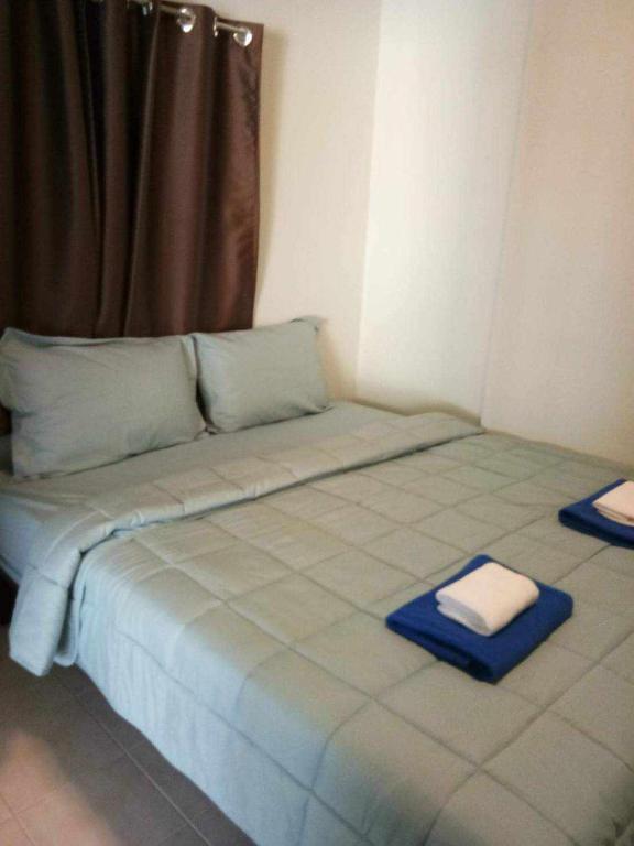 タラーンにあるRami Naiyangの窓のある部屋にある大きなベッド