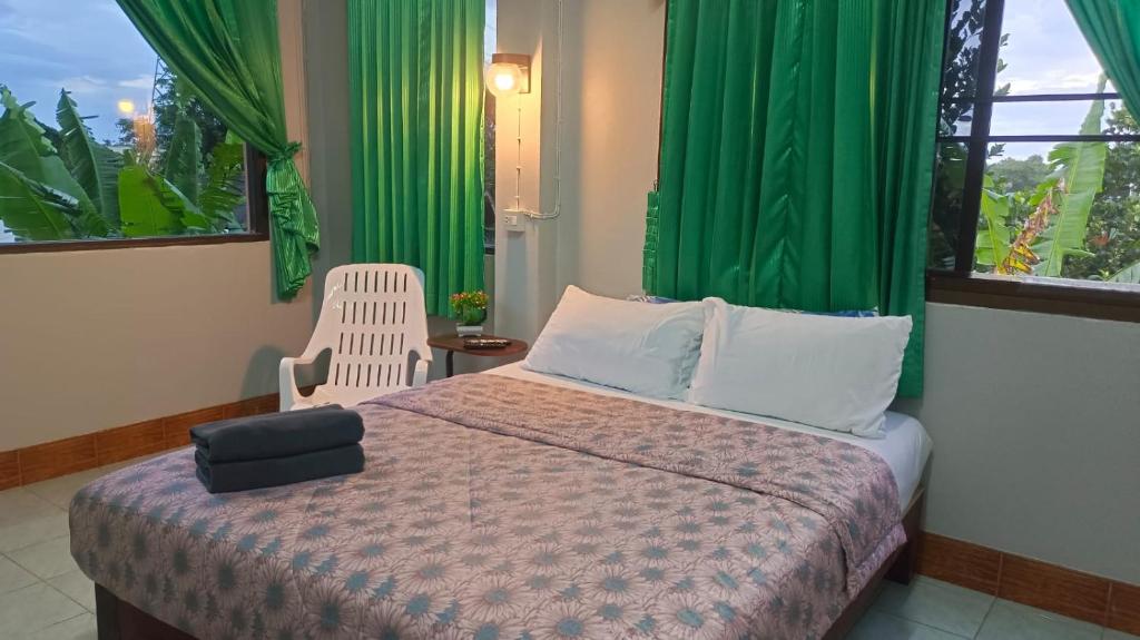 Postel nebo postele na pokoji v ubytování Mountain View Hostel - Krabi Airport near Wat ThamSuea