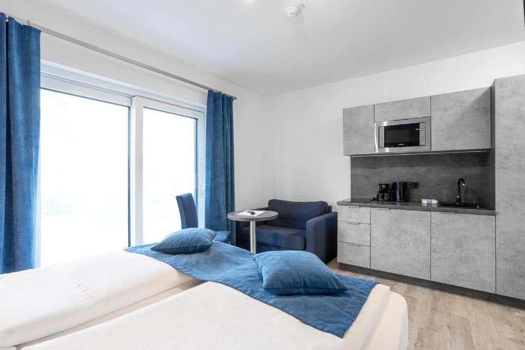ein Hotelzimmer mit einem Bett und einer Küche in der Unterkunft Familien- und Aparthotel Strandhof in Tossens