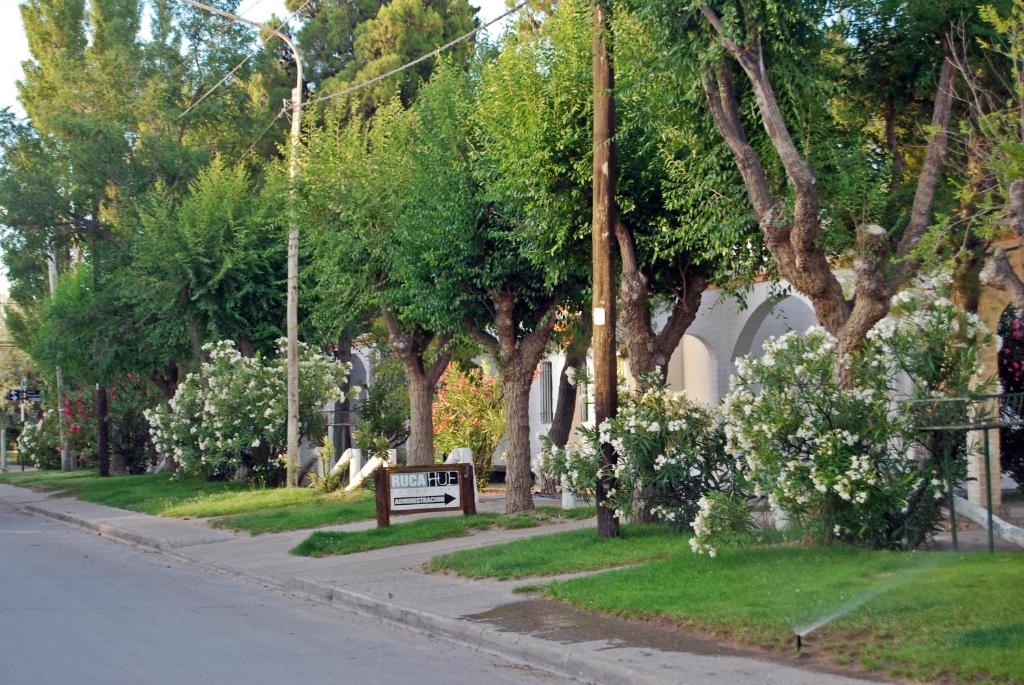 a park with a bench on the side of a street at Ruca Hue in Puerto Madryn