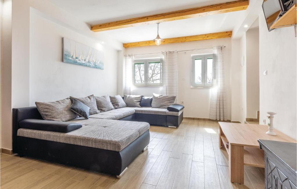 Posedenie v ubytovaní Three-Bedroom Holiday Home In Stanici