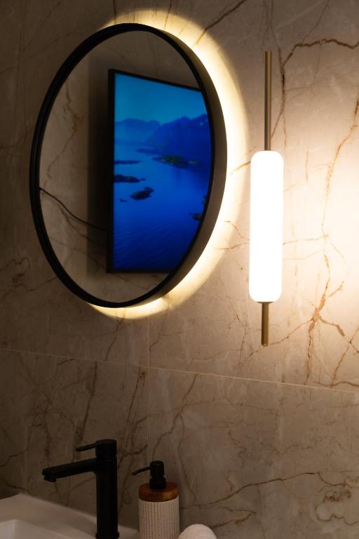 Ein Badezimmer in der Unterkunft סוויטות אוראל 432