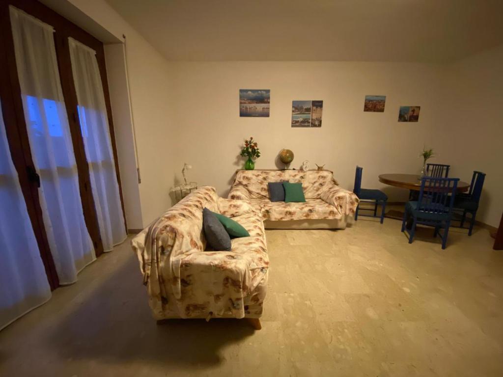 ein Schlafzimmer mit einem Bett, einer Couch und einem Tisch in der Unterkunft Sa Perda Bianca 8 in Cagliari