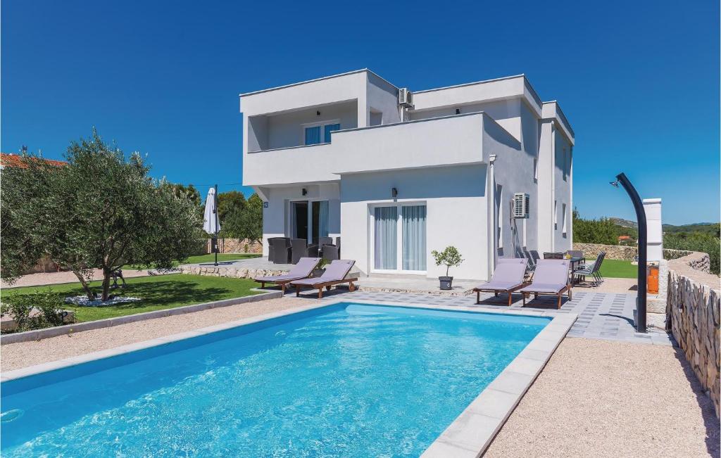 Four-Bedroom Holiday Home In Zaton