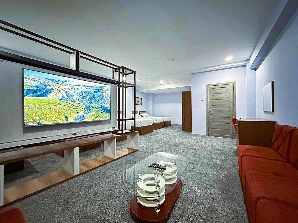 TV a/nebo společenská místnost v ubytování Amazon Hotel - Free Massage