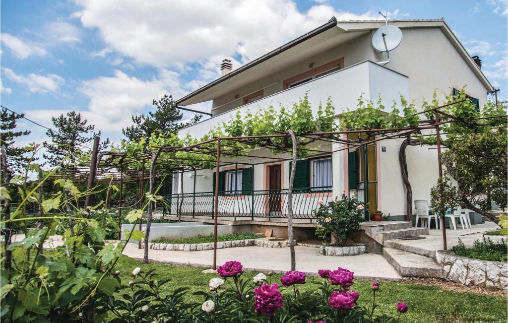 Vonkajšia záhrada v ubytovaní Two-Bedroom Apartment In Zagvozd