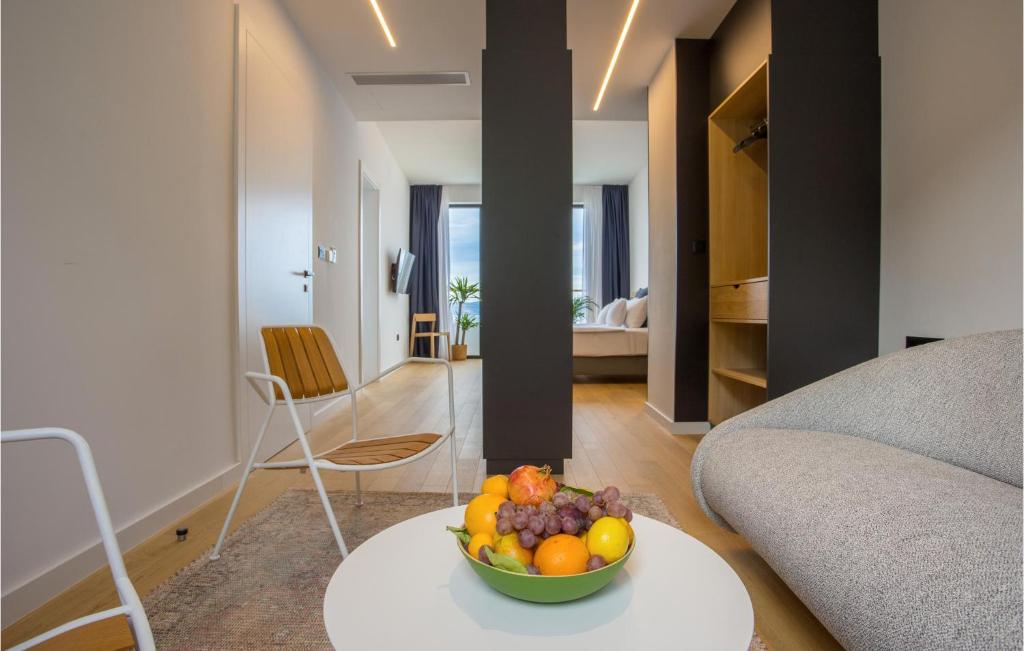 Posteľ alebo postele v izbe v ubytovaní 3 Bedroom Amazing Home In Brela