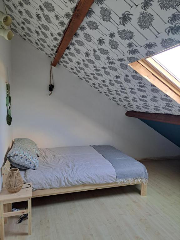 Postel nebo postele na pokoji v ubytování Chambre dans maison en colocation