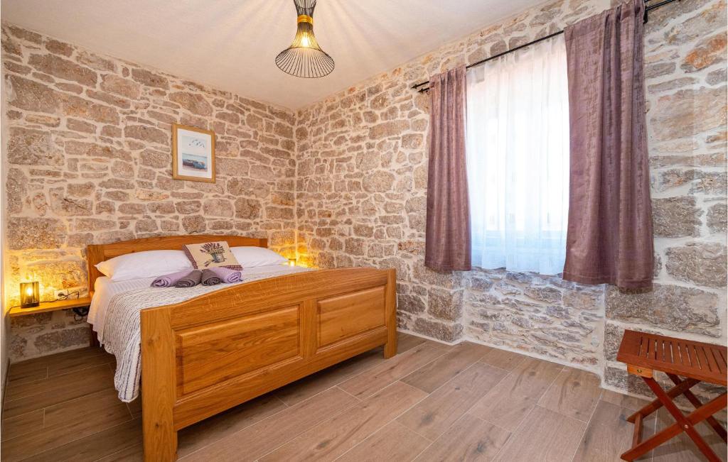 Posteľ alebo postele v izbe v ubytovaní Cozy Home In Drage With Jacuzzi