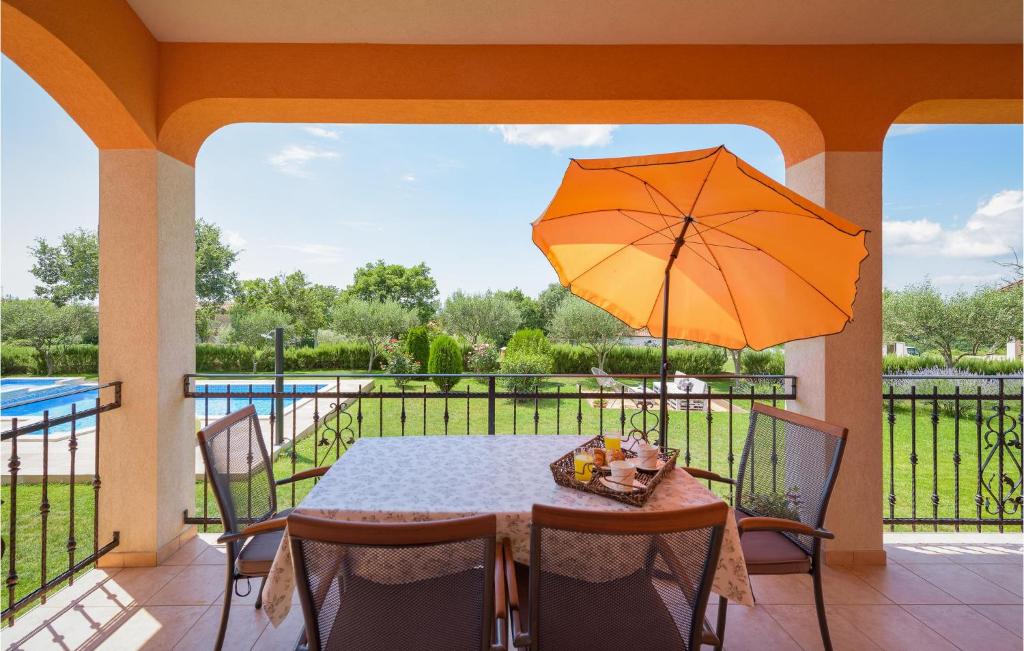 Basen w obiekcie Two-Bedroom Holiday Home In Tinjan lub w pobliżu