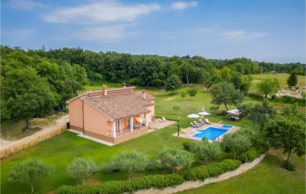 Basen w obiekcie Two-Bedroom Holiday Home In Tinjan lub w pobliżu